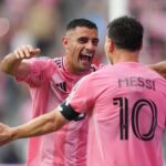 Gol y asistencia de Messi guían a Inter Miami al 2-0 ante Portland, 1ra en nuevo estadio Lionel Messi celebra junto a Germán Berterame después de un gol del Inter Miami frente a Portland Timbers durante un partido de la MLS en Miami, el 17 de mayo de 2026. Foto: Rebecca Blackwell/AP.