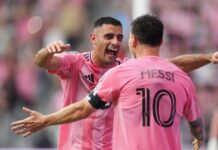 Gol y asistencia de Messi guían a Inter Miami al 2-0 ante Portland, 1ra en nuevo estadio Lionel Messi celebra junto a Germán Berterame después de un gol del Inter Miami frente a Portland Timbers durante un partido de la MLS en Miami, el 17 de mayo de 2026. Foto: Rebecca Blackwell/AP.