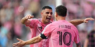 Gol y asistencia de Messi guían a Inter Miami al 2-0 ante Portland, 1ra en nuevo estadio Lionel Messi celebra junto a Germán Berterame después de un gol del Inter Miami frente a Portland Timbers durante un partido de la MLS en Miami, el 17 de mayo de 2026. Foto: Rebecca Blackwell/AP.