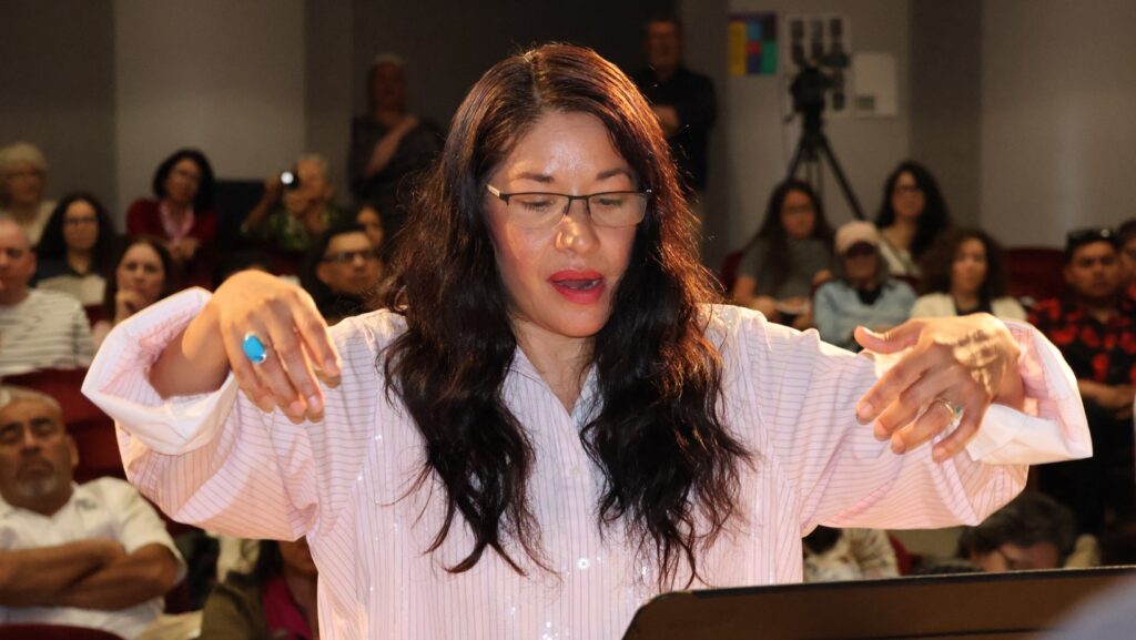 Paula Nava Madrigal dirige a la Orquesta Northwest durante una presentación musical en el Festival Internacional de Poesía Voces del Alma en Seattle. Foto: Latino Herald™.