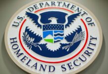 Los estándares del ICE para arrestos de migrantes sin orden judicial son insuficientes, dice jueza Logo del departamento de seguridad nacional de Estados Unidos.