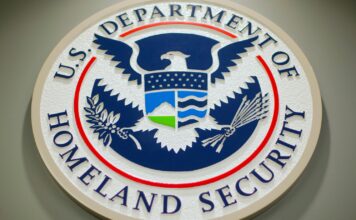 Los estándares del ICE para arrestos de migrantes sin orden judicial son insuficientes, dice jueza Logo del departamento de seguridad nacional de Estados Unidos.