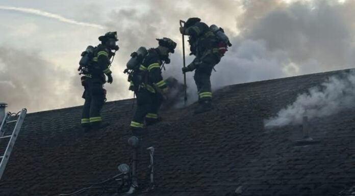 Incendio en edificio de cuatro unidades en Everett fue controlado sin heridos