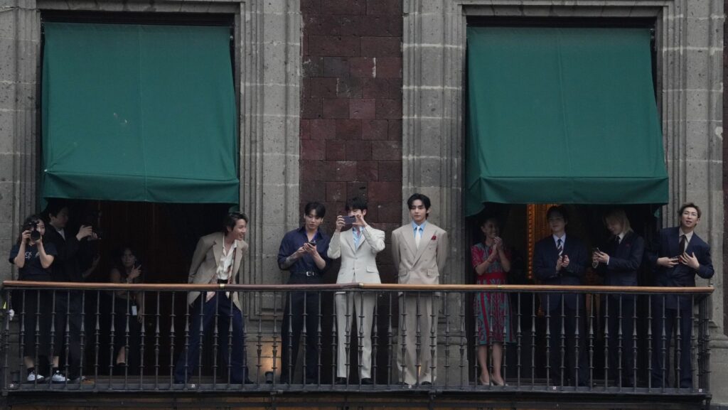 Los siete integrantes de BTS aparecen junto a Claudia Sheinbaum en el Palacio Nacional previo a sus conciertos en Ciudad de México.