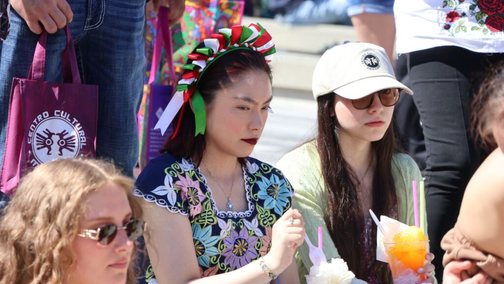 Asistentes disfrutan bebidas y comida tradicional durante el evento del Cinco de Mayo en Redmond.