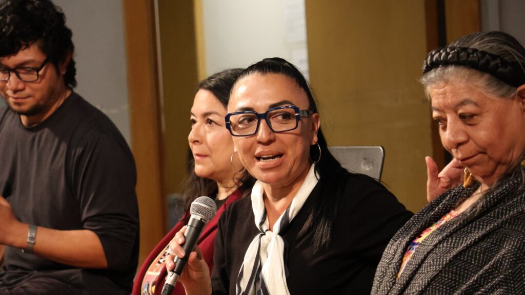 La profesora Blanca Vázquez participa en uno de los paneles del Festival Internacional de Poesía Voces del Alma en la Universidad de Washington. Foto: Latino Herald™.