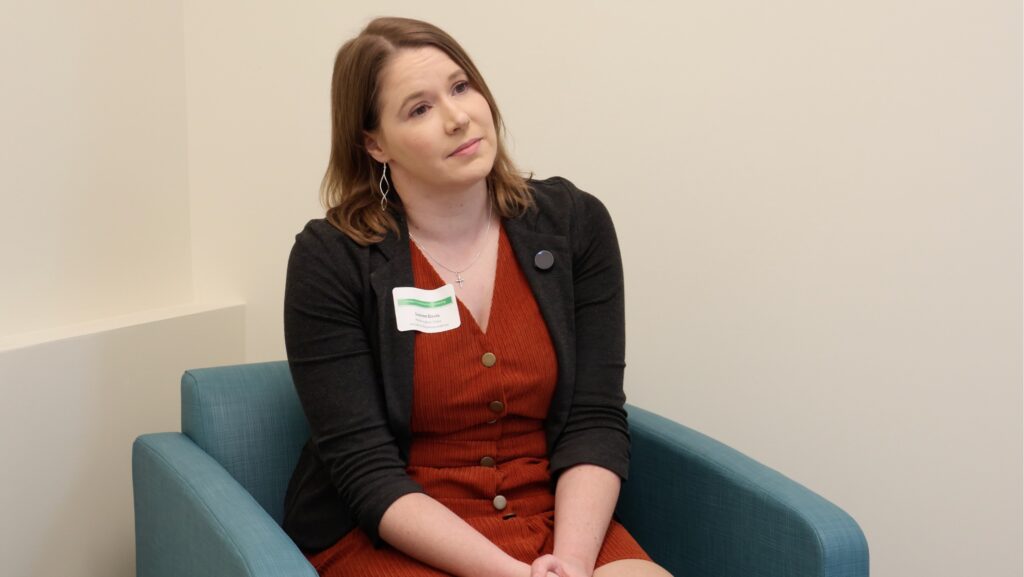 La representante estatal Lauren Davis durante una entrevista en el marco del encuentro sobre salud mental juvenil realizado en Lynnwood.