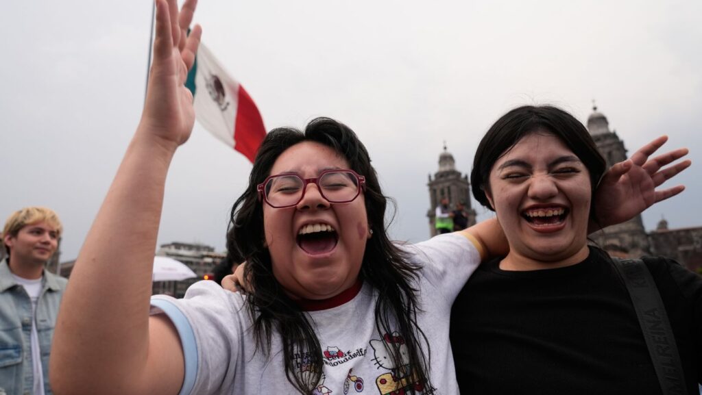 Fans de BTS reaccionan emocionados durante la aparición sorpresa de la agrupación surcoreana en el Zócalo de Ciudad de México.