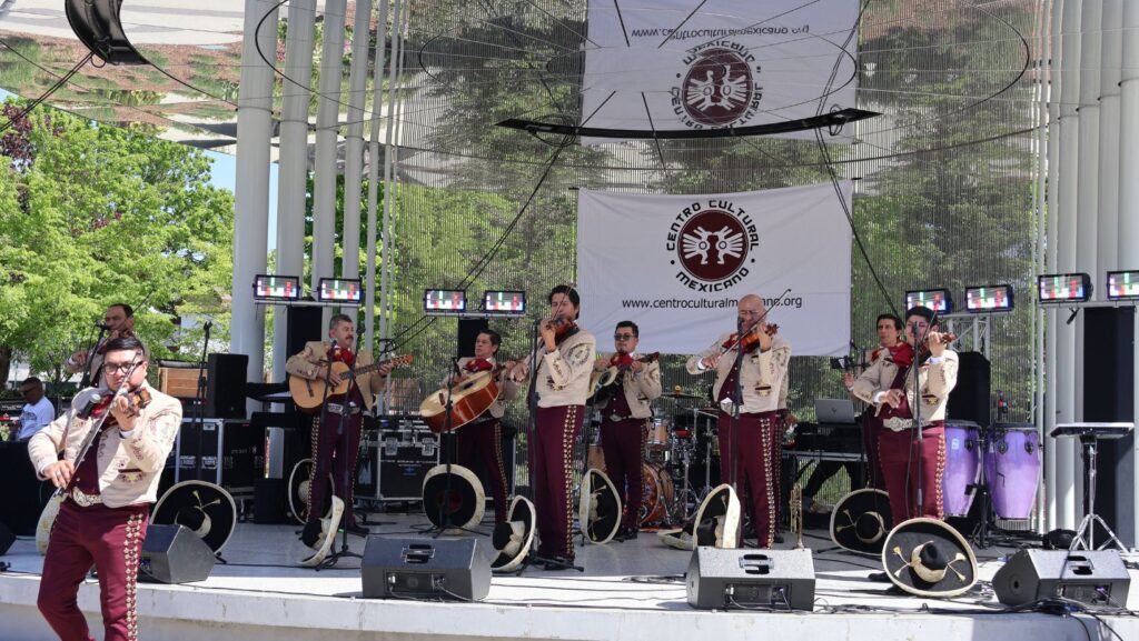 El Mariachi Ayutla se presenta en el escenario del Centro Cultural Mexicano durante el festival del Cinco de Mayo en Redmond.