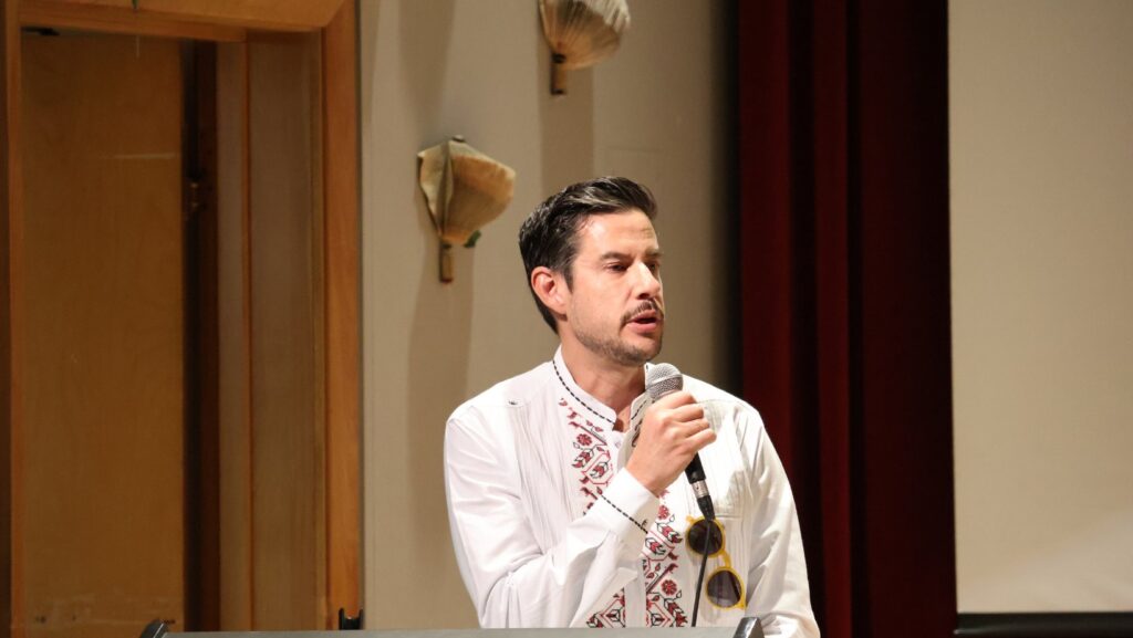 Beto Yarce habla durante el Festival Internacional de Poesía Voces del Alma en Seattle. Foto: Latino Herald™.