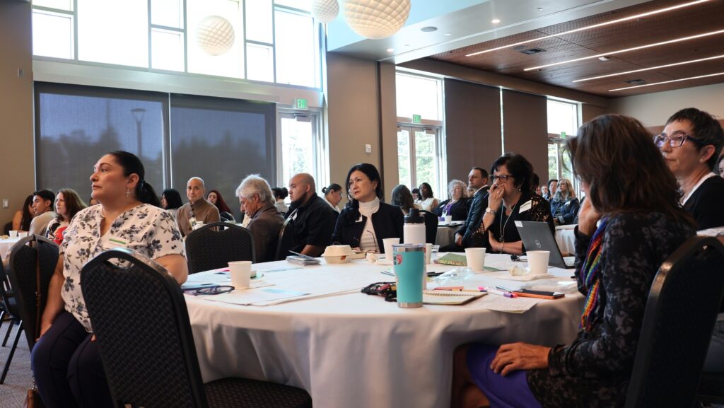 Asistentes escuchan presentaciones durante el encuentro comunitario sobre salud mental juvenil celebrado en Lynnwood.