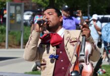 Redmond celebra el Cinco de Mayo con cientos de asistentes, cultura y mensajes de unidad Integrante del Mariachi Ayutla canta y toca el violín durante la celebración del Cinco de Mayo en Redmond.