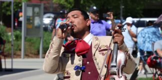 Redmond celebró el Cinco de Mayo con cientos de asistentes, cultura y mensajes de unidad Integrante del Mariachi Ayutla canta y toca el violín durante la celebración del Cinco de Mayo en Redmond.