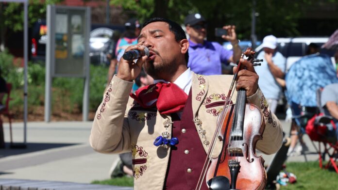 Integrante del Mariachi Ayutla canta y toca el violín durante la celebración del Cinco de Mayo en Redmond.