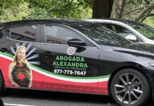 Renuncia “la abogada de los milagros”, Alexandra Lozano, tras denuncias y demanda utomóvil negro con publicidad de “Abogada Alexandra” estacionado frente a oficinas ubicadas en 6720 Fort Dent Way Suite 230 en Tukwila, Washington. El vehículo muestra una imagen promocional de Alexandra Lozano, el texto “Abogada de Inmigración” y un número telefónico. Foto: Latino Herald TM.