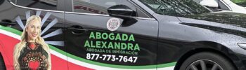 utomóvil negro con publicidad de “Abogada Alexandra” estacionado frente a oficinas ubicadas en 6720 Fort Dent Way Suite 230 en Tukwila, Washington. El vehículo muestra una imagen promocional de Alexandra Lozano, el texto “Abogada de Inmigración” y un número telefónico. Foto: Latino Herald TM.