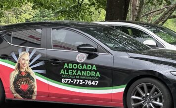 Renuncia “la abogada de los milagros”, Alexandra Lozano, tras denuncias y demanda utomóvil negro con publicidad de “Abogada Alexandra” estacionado frente a oficinas ubicadas en 6720 Fort Dent Way Suite 230 en Tukwila, Washington. El vehículo muestra una imagen promocional de Alexandra Lozano, el texto “Abogada de Inmigración” y un número telefónico. Foto: Latino Herald TM.