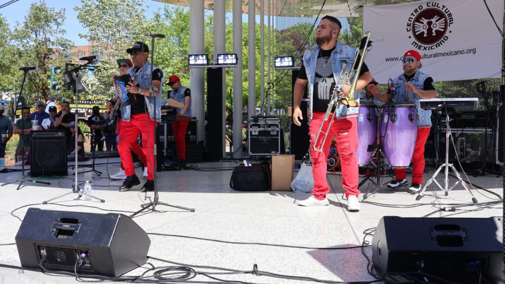 La agrupación Destino Musical se presenta en el escenario del Centro Cultural Mexicano ante asistentes en Redmond.