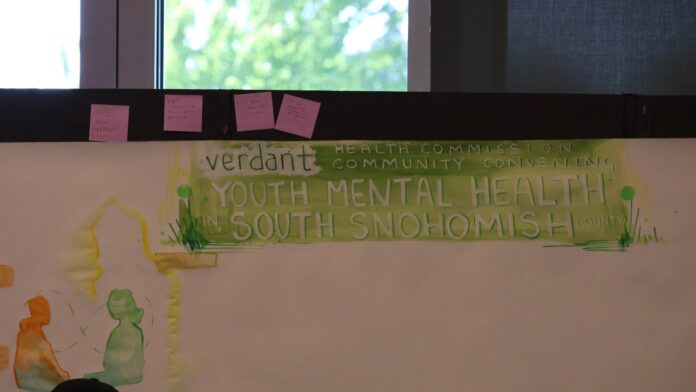 Mural colaborativo creado durante el encuentro comunitario de Verdant Health Commission sobre salud mental juvenil en el sur de Snohomish County.