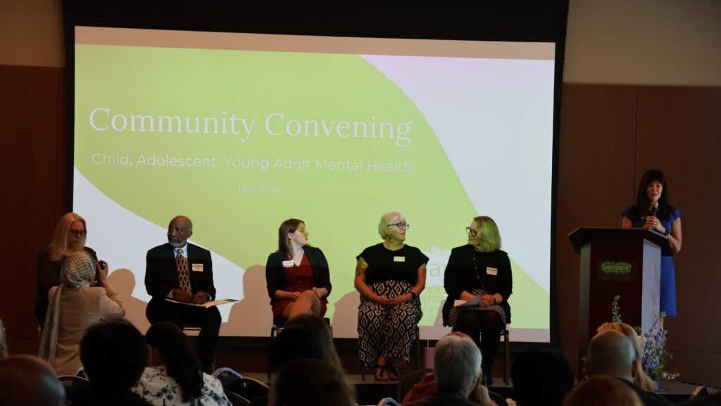 Panel de líderes comunitarios y expertos durante el encuentro sobre salud mental juvenil organizado por Verdant Health Commission en Lynnwood.
