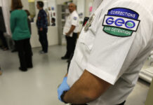 ICE responde a demanda de WA por inspecciones en Centro de Detención de Tacoma Guardia de The GEO Group con uniforme de “Corrections GEO and Detention” dentro del área de procesamiento de detenidos durante un recorrido para medios en el Northwest Detention Center en Tacoma, Washington.