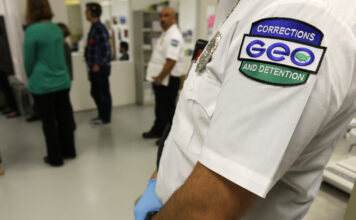 Abusos sexuales habrían sido ignorados en Centro de Detención de Tacoma, según estudio Guardia de The GEO Group con uniforme de “Corrections GEO and Detention” dentro del área de procesamiento de detenidos durante un recorrido para medios en el Northwest Detention Center en Tacoma, Washington.