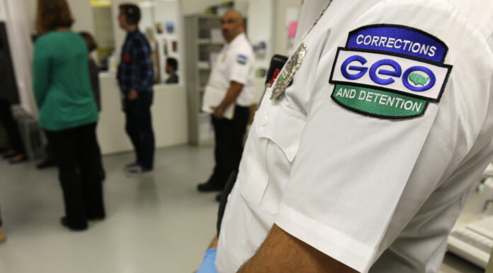 ICE responde a demanda de WA por inspecciones en Centro de Detención de Tacoma Guardia de The GEO Group con uniforme de “Corrections GEO and Detention” dentro del área de procesamiento de detenidos durante un recorrido para medios en el Northwest Detention Center en Tacoma, Washington.