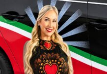 $350 millones y más de 35,000 clientes: las cifras detrás del caso Alexandra Lozano Vehículo rotulado con la imagen promocional de la abogada de inmigración Alexandra Lozano, estacionado frente a la oficina que durante años operó bajo su nombre en Tukwila, Washington. La fotografía muestra el retrato de la abogada sobre el lateral del automóvil, acompañado de elementos gráficos en rojo, blanco y verde.