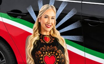 $350 millones y más de 35,000 clientes: las cifras detrás del caso Alexandra Lozano Vehículo rotulado con la imagen promocional de la abogada de inmigración Alexandra Lozano, estacionado frente a la oficina que durante años operó bajo su nombre en Tukwila, Washington. La fotografía muestra el retrato de la abogada sobre el lateral del automóvil, acompañado de elementos gráficos en rojo, blanco y verde.