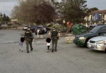Autoridades encuentran a tres menores en motel de Everett tras sobredosis de un adulto Agentes de la Oficina del Sheriff del Condado de Snohomish con los dos niños encontrados dentro de un motel en Everett — Imagen: Oficina del sheriff del condado de Snohomish