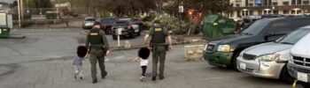 Agentes de la Oficina del Sheriff del Condado de Snohomish con los dos niños encontrados dentro de un motel en Everett — Imagen: Oficina del sheriff del condado de Snohomish