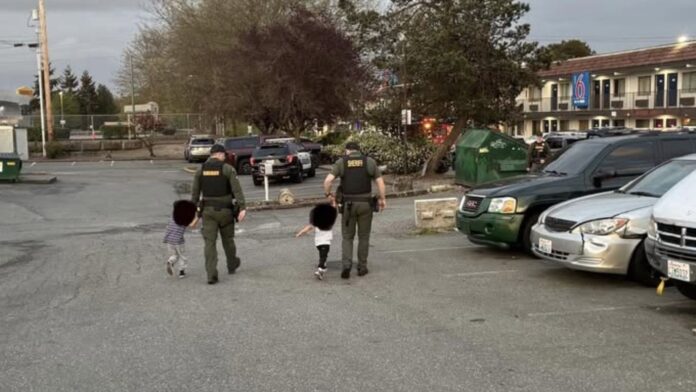 Agentes de la Oficina del Sheriff del Condado de Snohomish con los dos niños encontrados dentro de un motel en Everett — Imagen: Oficina del sheriff del condado de Snohomish