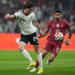 4 jugadores nacidos en EE.UU. podrían estar en la lista de México para el mundial El mexicano Brian Gutiérrez (izquierda) toca al balón frente al portugués Rubén Neves durante un partido amistoso, el 28 de marzo de 2026, en Ciudad de México. (AP Foto/Eduardo Verdugo)