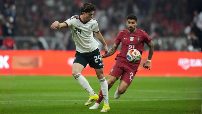 El mexicano Brian Gutiérrez (izquierda) toca al balón frente al portugués Rubén Neves durante un partido amistoso, el 28 de marzo de 2026, en Ciudad de México. (AP Foto/Eduardo Verdugo)