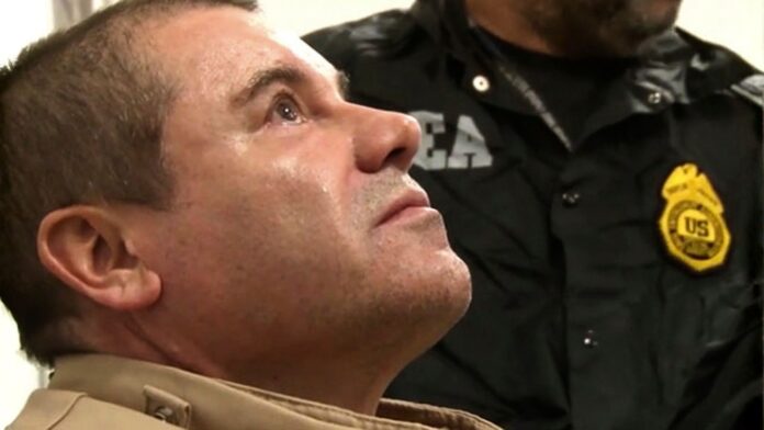 Foto proporcionada por la DEA del narcotraficante Joaquín "El Chapo" Guzmán en al aeropuerto Long Island MacArthur en Ronkonkoma, Nueva York, luego de ser extraditado a Estados Unidos en enero de 2017. (United States Drug Enforcement Administration via AP)