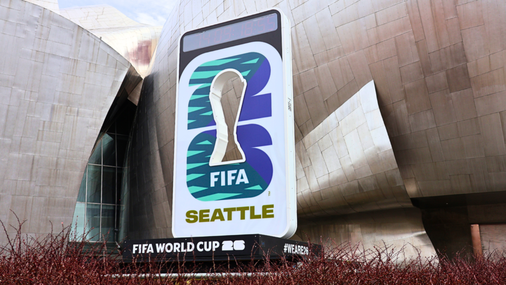 Imagen publicitaria del Mundial a un costado del museo Pop Culture en el Seattle Center — Foto: Latino Herald ™