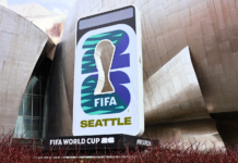 Seattle: sigue en duda el impacto turístico por la Copa del Mundo Imagen publicitaria del Mundial a un costado del museo Pop Culture en el Seattle Center — Foto: Latino Herald ™