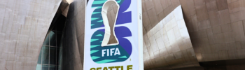 Imagen publicitaria del Mundial a un costado del museo Pop Culture en el Seattle Center — Foto: Latino Herald ™