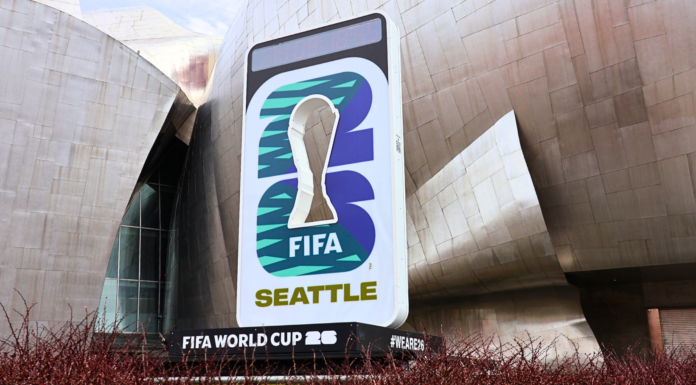 Seattle: sede de partidos del Mundial por primera vez Imagen publicitaria del Mundial a un costado del museo Pop Culture en el Seattle Center — Foto: Latino Herald ™