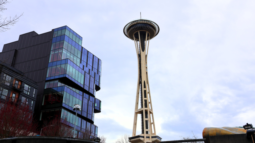 El Space Needle se observa una cuadra al este del Seattle Center — Foto: Latino Herald ™  