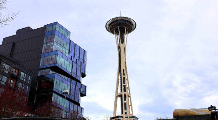 Alza de impuestos agrava la situación económica de Seattle, según estudio El Space Needle se observa una cuadra al este del Seattle Center — Foto: Latino Herald ™