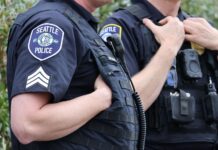 Washington entre los mejores estados para ser policía en Estados Unidos Agentes de policía de Seattle observan una manifestación en el Seattle Center en marzo de 2026 — Foto: Latino Herald ™