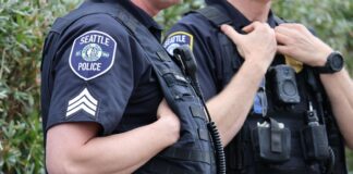Washington entre los mejores estados para ser policía en Estados Unidos Agentes de policía de Seattle observan una manifestación en el Seattle Center en marzo de 2026 — Foto: Latino Herald ™