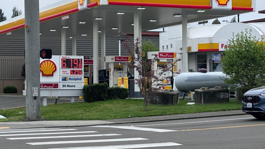 Precios del combustible en una gasolinera Shell, ubicada en la intersección de la calle 37 y Broadway, en Everett, el 5 de mayo de 2026 — Foto: Latino Herald ™