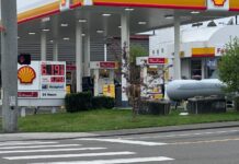 Gasolina sigue subiendo en EE. UU. por tensión en Medio Oriente Precios del combustible en una gasolinera Shell, ubicada en la intersección de la calle 37 y Broadway, en Everett, el 5 de mayo de 2026 — Foto: Latino Herald ™