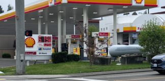 Gasolina sigue subiendo en EE. UU. por tensión en Medio Oriente Precios del combustible en una gasolinera Shell, ubicada en la intersección de la calle 37 y Broadway, en Everett, el 5 de mayo de 2026 — Foto: Latino Herald ™