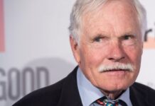 Muere Ted Turner fundador de CNN a sus 87 años Ted Turner posa para los fotógrafos a su llegada a una cena en la residencia del embajador de Estados Unidos en París (Foto AP/Kamil Zihnioglu/Archivo).