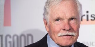 Muere Ted Turner fundador de CNN a sus 87 años Ted Turner posa para los fotógrafos a su llegada a una cena en la residencia del embajador de Estados Unidos en París (Foto AP/Kamil Zihnioglu/Archivo).