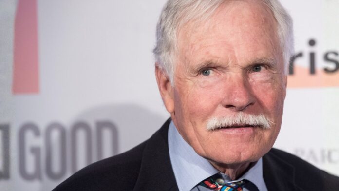 Ted Turner posa para los fotógrafos a su llegada a una cena en la residencia del embajador de Estados Unidos en París (Foto AP/Kamil Zihnioglu/Archivo).