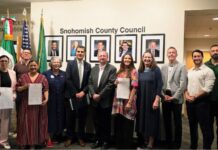 El condado Snohomish reconoce el Cinco de Mayo como una celebración contra la opresión Marines Scaramazza, Latino Herald, Cathy Liu Scott, expresidenta de la Liga de Mujeres Votantes del Condado de Snohomish, Gerardo Javier Guiza Vargas, cónsul adjunto del Consulado de México en Seattle, el ejecutivo del Condado de Snohomish Somers, la comisionada de PUD Dra. Julieta Altamirano-Crosby, la presidenta y el vicepresidente del Condado de Snohomish Megan Dunn y Nate Nehring, el concejal del Condado de Snohomish Jared Mead y Zac McCown, presidente del Sindicato de Carpinteros Local 425, con residentes conmemorando el Cinco de Mayo en la reunión del Consejo del Condado de Snohomish el 5 de mayo de 2026 — Imagen: Lynnwood Times | Mario Lotmore.